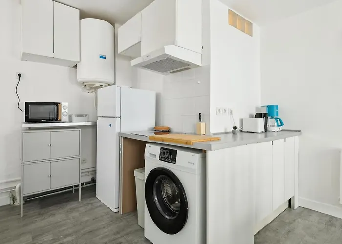Chic And Comfortable Apart In Apartment *