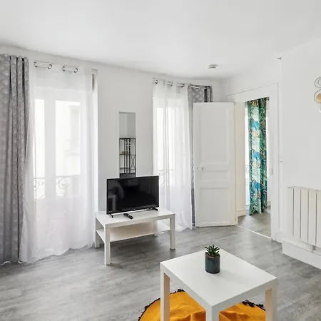 Chic And Comfortable Apart In Appartement