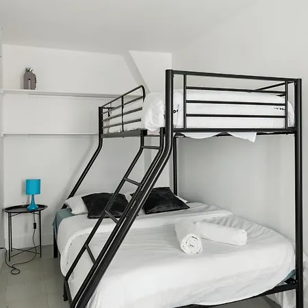 Chic And Comfortable Apart In * Paříž