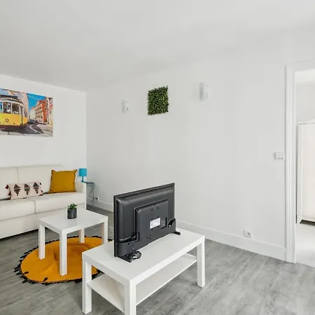 Chic And Comfortable Apart In Paříž