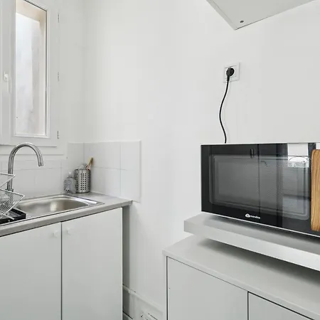 Chic And Comfortable Apart In Apartment