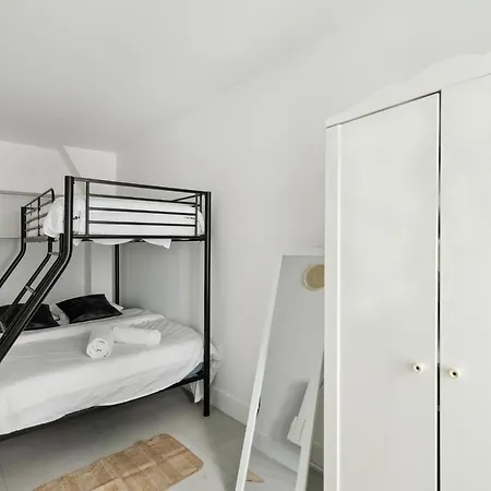 Chic And Comfortable Apart In Apartment *