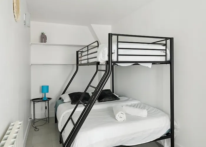 Chic And Comfortable Apart In * Parijs
